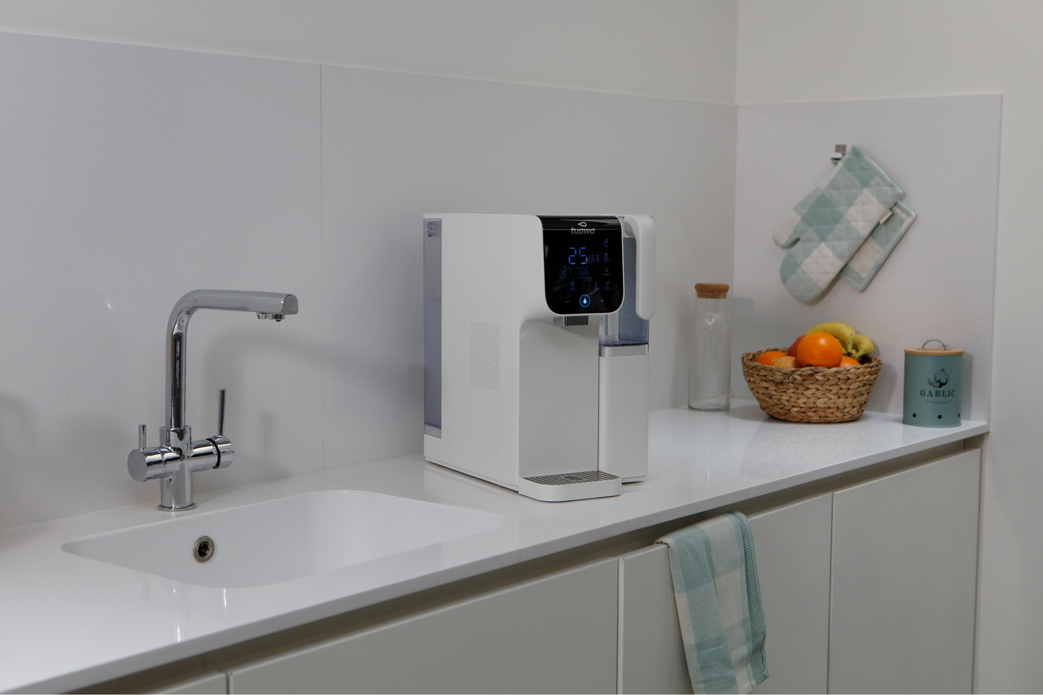 Familia disfrutando de agua pura Tuawa